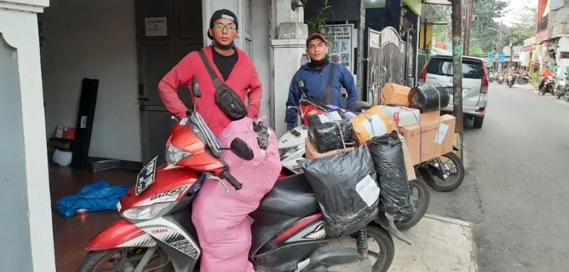 Nicko (30), salah satu pekerja di expedisi pengiriman online. (Cr01)