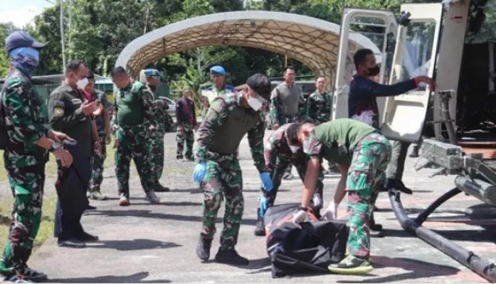 Jasad Prajurit TNI atas nama Pratu F personel dari Satgas Yonif R 321/GT yang tewas ditembak KKB ditemukan.(Ist/Puspen TNI)