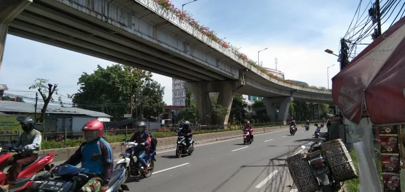 Seorang pemotor terjun dari Fly Over Pesing setinggi 15 meter setelah alami kecelakaan dengan mobil. (Foto/yoga)