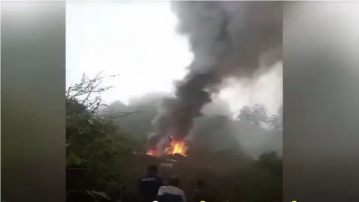 Sebuah pesawat jenis helicopter terjatuh dan terbakar di kawasan perkebunan teh Rancabali, Ciwidey Bandung. (tangkap layar)