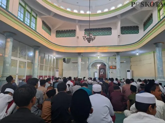 Warga kampung Ujung Harapan, Kecamatan Babelan, Kabupaten Bekasi saat melangsungkan ibadah sholat Idul Adha di Masjid Jami Al Hidayah. (Poskota.co.id/Ihsan Fahmi)