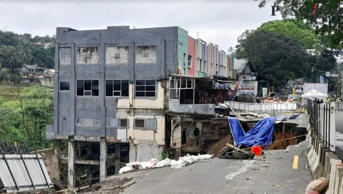 Jembatan Cikereteg di Kabupaten Bogor Ambrol. (Panca)