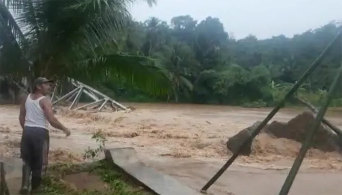 Kembatan di Lebak yang ambruk dihantam banjir. (Ist).