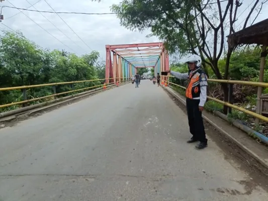 Jembatan Kali Baru, penghubung Kecamatan Pakuhaji dan Teluknaga, Kabupaten Tangerang. (Istimewa)