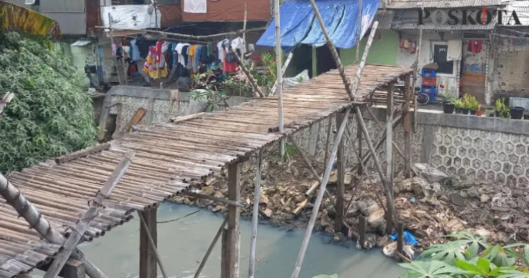 Kondisi Jembatan Penyebrangan Orang (JPO) di atas aliran Kali Sekretariat di Jalan Swadaya, Kebon Jeruk, Jakarta Barat. (CR01).