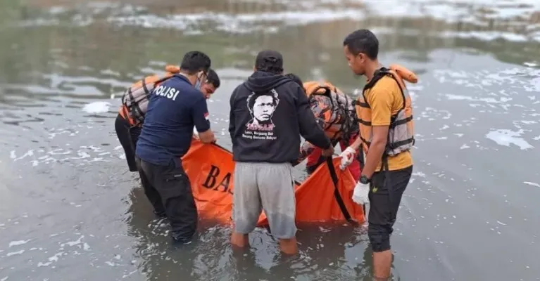 Tim SAR Gabungan berhasil menemukan jenazah bocah yang tenggelam di aliran kali BKT, Jatinegara, Jakarta Timur.(Ist/SAR Jakarta)