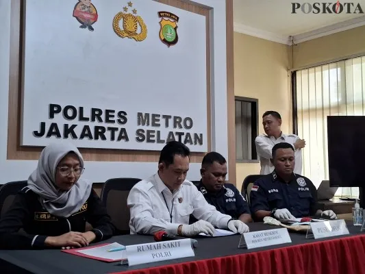 Kasat Reskrim Polres Metro Jaksel, AKBP Bintoro didampingi Tim Dokter Forensik RS Polri dan Puslabfor Polri soal kematian Brigadir RAT di Mapolrestro Jaksel. (Poskota.co.id/Angga Pahlevi)