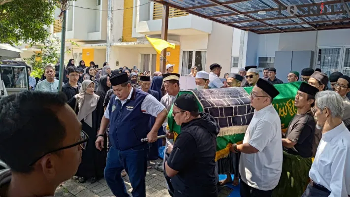 Jenazah Kapten Pesawat SAM Air, Saefurubi saat hendak dimakamkan di TPU Asalam Curug Wetan, Curug, Kabupaten Tangerang pada Senin, 21 Oktober 2024. (Poskota/Veronica Prasetio)