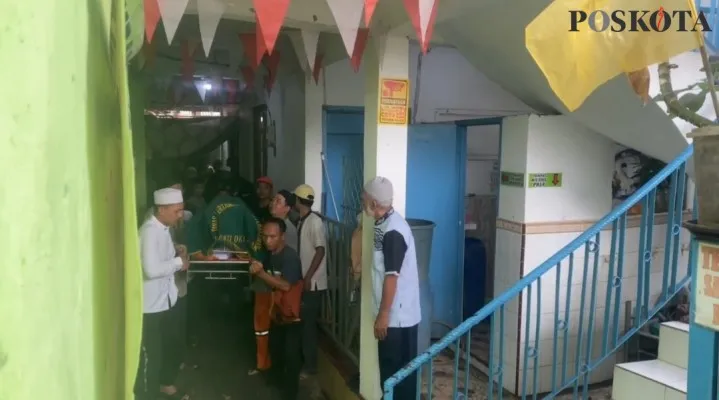 Seorang ustaz yang juga imam musola di kawasan Kedoya Utara, Jakarta Barat ditikam OTK hingga tewas. (Poskota.co.id/Pandi Ramedhan)