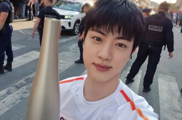 Potret Jin BTS saat menjadi pembawa obor di Olimpiade Paris 2024. (Instagram/@jin)