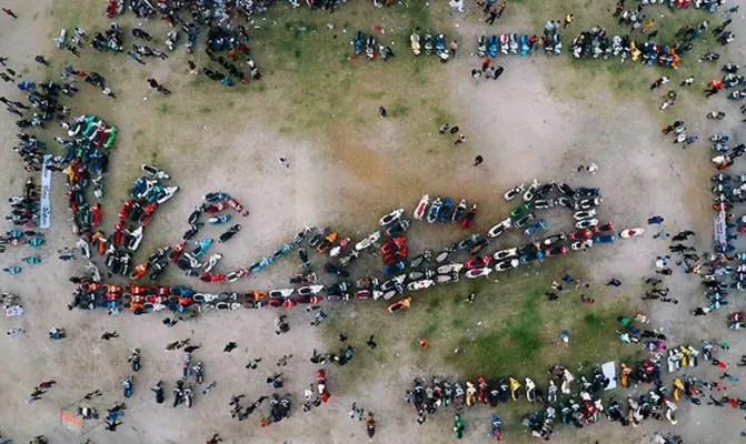 10 tahun kehadirannya PT. Piaggio Indonesia semakin guyub dengan skuteris Tanah Air salah satunya dengan menggalar acara Jakarta Vespa Mods May Day 2015. (Foto/piaggio indonesia)