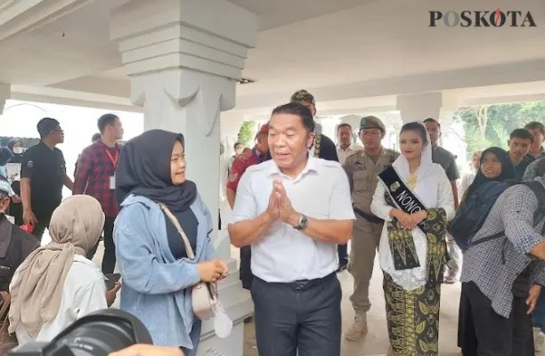 Pencari kerja saat disalami Pj Gubernur Banten (Foto: Bilal)