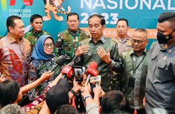 Presiden Joko Widodo (Jokowi) memberikan keterangan pers usai menghadiri Hari Pers Nasional di Gedung Serbaguna Pemerintah Provinsi Sumtra Utara, Deli Serdang, Kamis (9/2/2023). (Foto: BPMI Setpres)