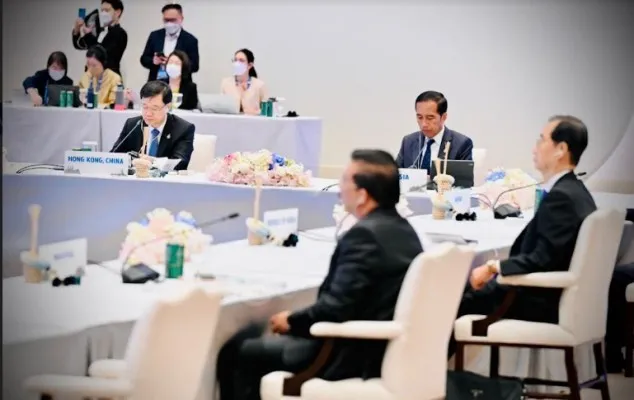 Presiden Joko Widodo saat menghadiri pertemuan pemimpin APEC sesi 1 di Queen Sirikit National Convention Center, Bangkok, Jumat (biro pers)