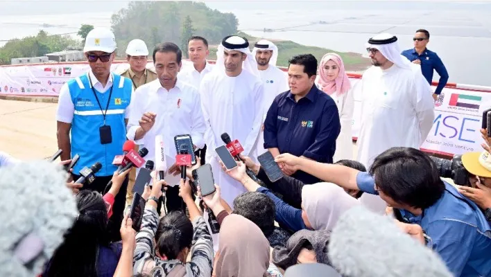 Presiden Joko Widodo (kedua dari kiri) saat memberikan keterangan pers usai  meresmikan Pembangkit Listrik Tenaga Surya (PLTS) Terapung Cirata di Kabupaten Purwakarta, Jawa Barat, Kamis (9/11/2023). (Ist/Setpres)