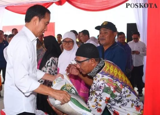 Presiden Joko Widodo saat membagikan beras. (biro pers)