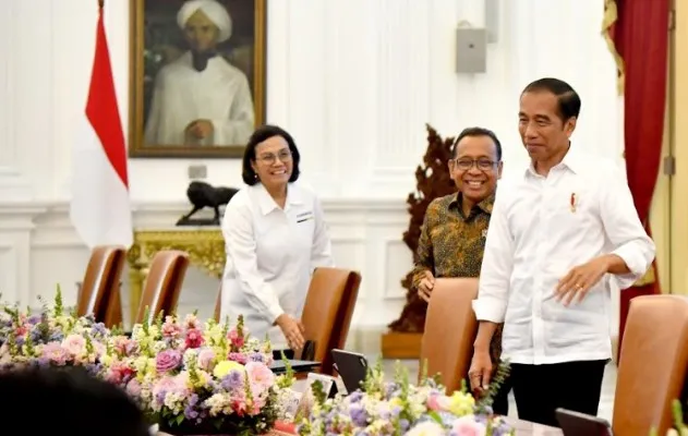 Presiden Joko Widodo saat akan memimpin rapat terbatas. (biro pers)