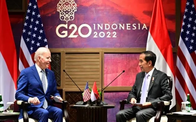 Presiden Joko Widodo saat bertemu Presiden AS Joe Biden di sela acara KTT G20 di Bali. (biro pers)