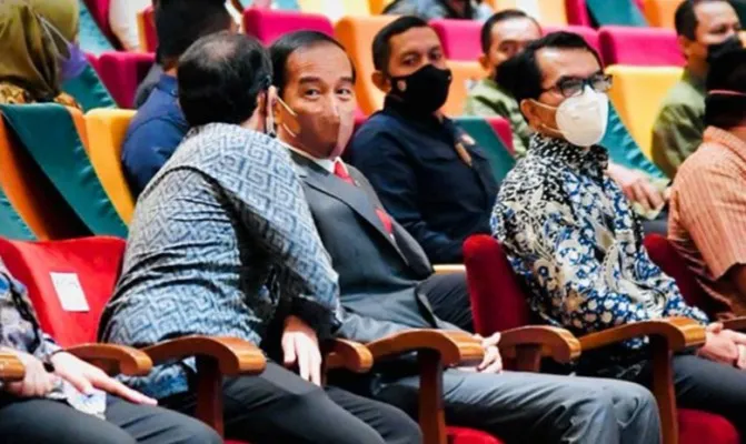 Melambung hingga Rp300 triliun, Presiden Joko Widodo sebut larangan ekspor bahan mentah bikin penerimaan negara dari baja meningkat dari Rp15 miliar saat di acara Dies Natalis ke-67 Universitas Katolik Parahyangan (Unpar), Bandung.(Foto/biropers)