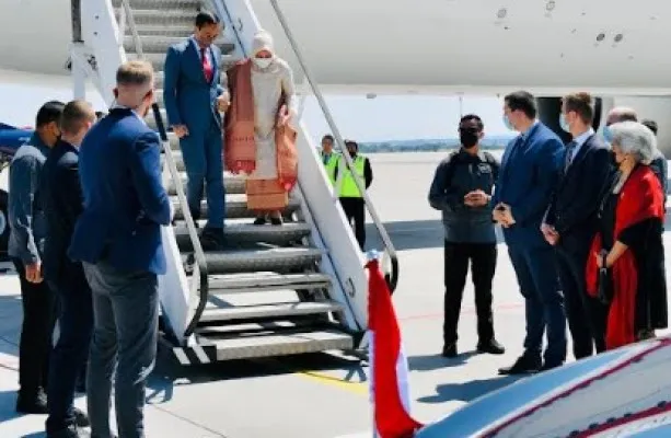 Presiden Joko Widodo saat tiba di Bandara Polandia. (biro pers)