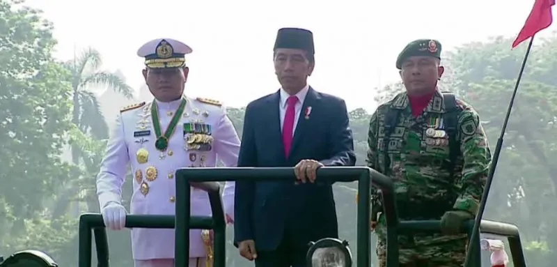 Presiden Joko Widodo saat memeriksa pasukan upacara. (tangkapan video)