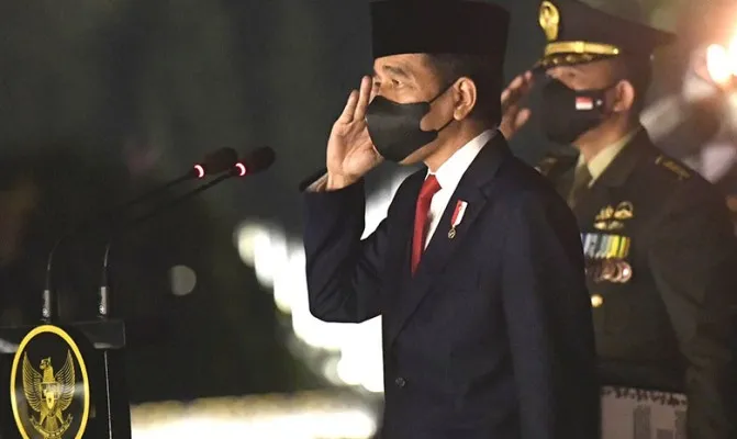 Presiden Joko Widodo saat pimpin apel kehormatan di TMP Kalibata. (Foto/biropersistana)