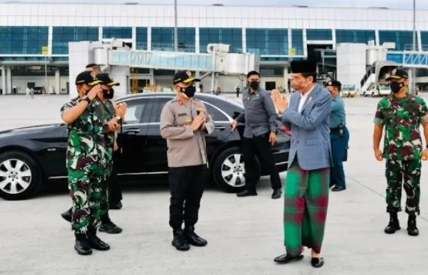 Presiden Joko Widodo saat akan bertolak ke Kalimantan Timur. (foto setwapres)