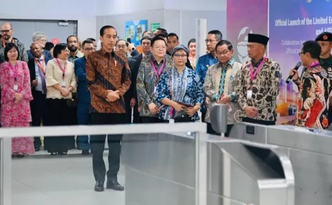 Presiden Joko Widodo mengajak sejumlah duta besar (dubes) negara ASEAN dan para menteri naik Moda Raya Terpadu (MRT).(biropres)