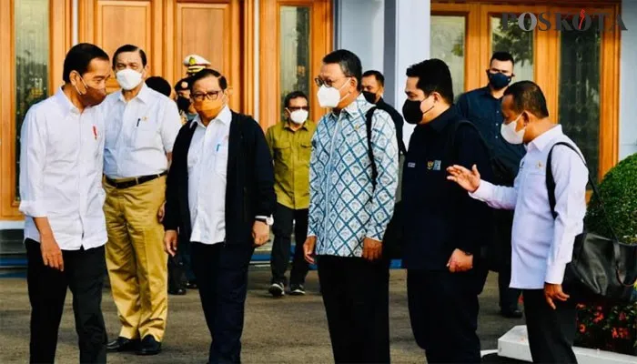 Presiden Joko Widodo saat akan berangkat ke Sumatera Selatan.  (foto biro pers)