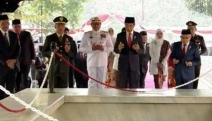 Presiden Joko Widodo (Jokowi) dan Wapres Ma'ruf Amin berdoa di depan sumur Lubang Buaya, Jakarta Timur, Minggu (1/10/2023). (Foto: Biro Pers)