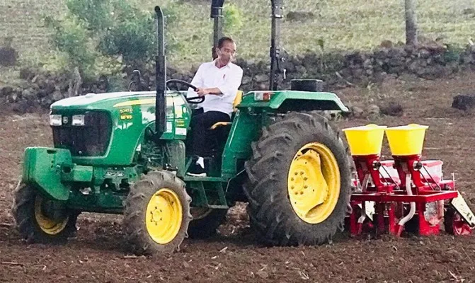 Presiden Jokowi tak hanya bisa bawa motor, traktor juga dijajal saat akan bertanam benih jagung. (Foto/biropers)