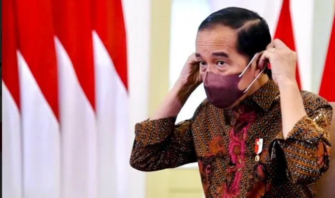 Presiden Joko Widodo mengenakan masker untuk mencegah penularan Covid-19. (foto biro pers)