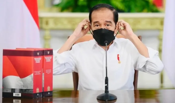 Presiden Joko Widodo memakai masker mencegah penularan Covid-19. (biro pers Istana)