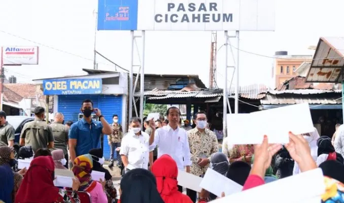 Presiden Jokowi saat tinjau pasar Cicaheum.(Biro Pres)