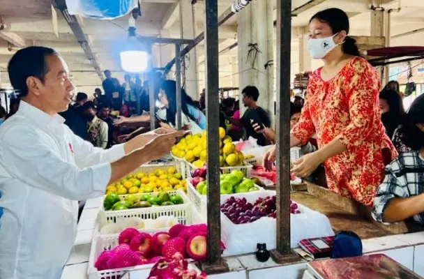 Presiden Joko Widodo saat mengunjungi Pasar Rakyat Talang Banjar, Jambi. (biro pers)