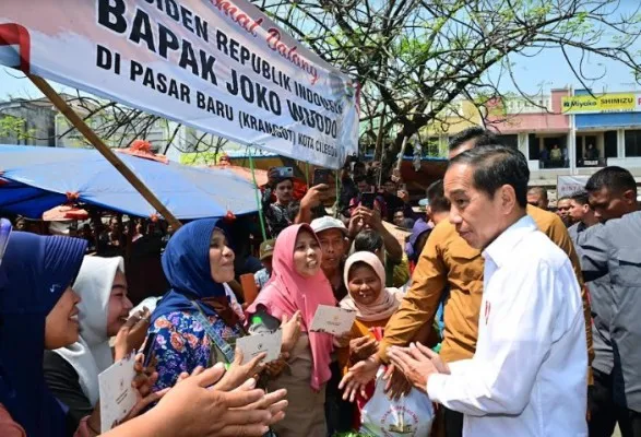 Presiden Joko Widodo saat meninjau Pasar Kranggot, Banten. (biro pers)