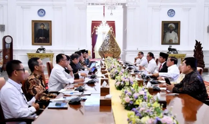 Presiden Joko Widodo saat memimpin rapat terbatas  (biro pers)