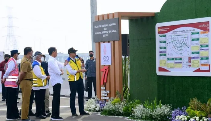 Presiden Joko Widodo saat meresmikan jalan tol JTCC dan Serpong - Balaraja. (biro pers)