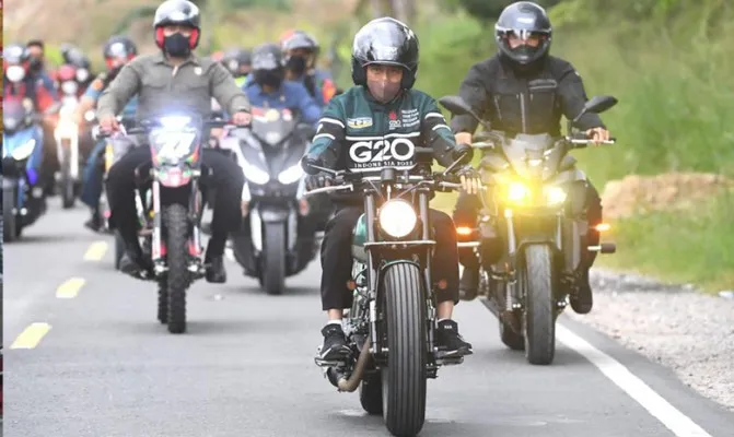 Presiden Joko Widodo riding bareng Luhut Binsar Pandjaitan, Basuki Hadimuljono, serta Sandiaga Uno nikmati jalur Danau Toba dan jajal infrastruktur jalan. (Foto/setkab)