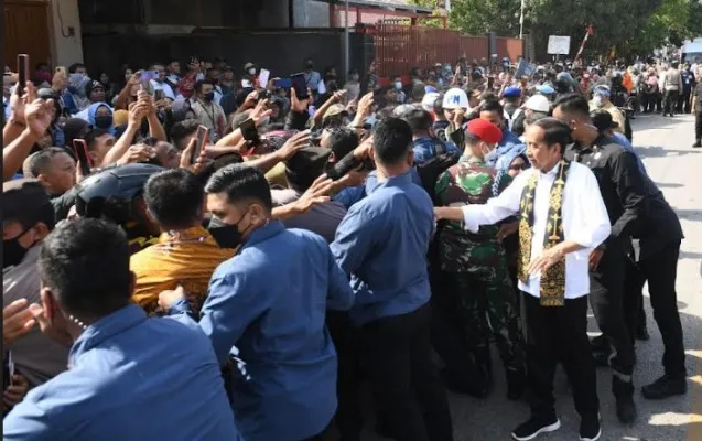 Presiden Joko Widodo saat meninjau penyaluran BSU dan BLT BBM. (setwapres) di Kantor Pos Baubau,(biro pres)