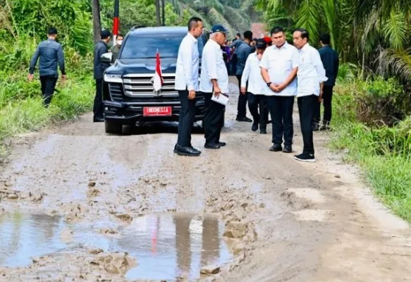 Presiden Joko Widodo saat  meninjau ruas jalan Gunting Saga di Kabupaten Labuhanbatu Utara. (biro pers)