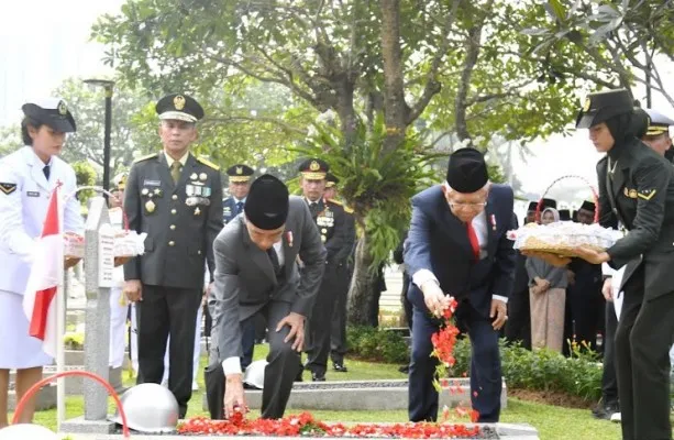 Presiden Joko Widodo memimpin ziarah di Taman Makam Pahlawan Kalibata. (biro pers)