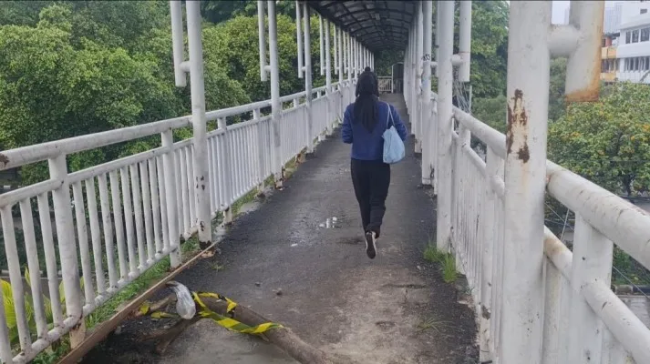 Kondisi JPO di kawasan Kecamatan Grogol Petamburan, Jakarta Barat (Jakbar) seusai ditambal. (Poskota.co.id/Pandi Ramedhan)