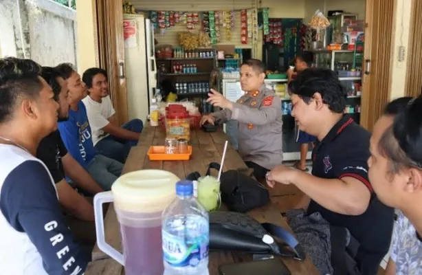 Kapolres Purwakarta AKBP Edwar Zulkarnaen bertatap muka dengan masyarakat pada kegiatan Jumat Curhat.(Ist)