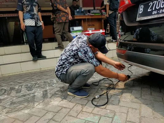 Dinas LH bersama kepolisian menggelar tilang bagi kendaraan yang belum uji emisi di kawasan Taman Anggrek, Jakbar. (Ist)