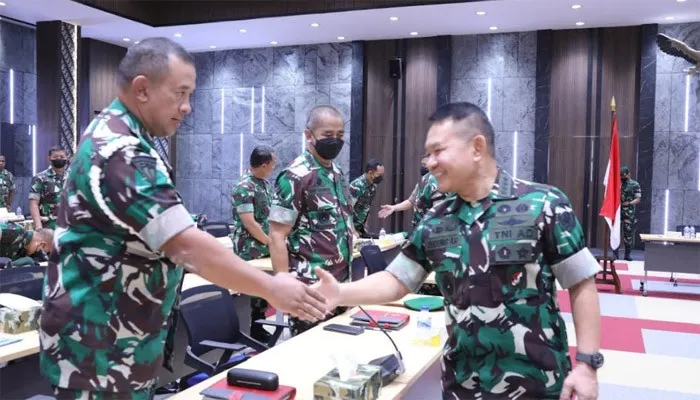 Kasad  Jenderal TNI Dudung Abdurachman saar berikan pengarahan kepada para Pati dan Pamen TNI Angkatan Darat. (ist)