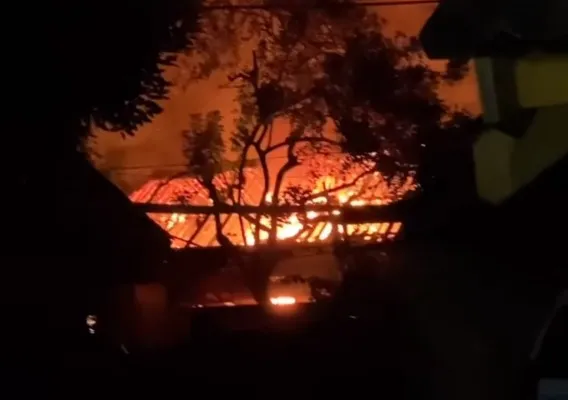 Kebakaran sebuah rumah milik warga di Desa Baros, Kecamatan Warunggunung, Kabupaten Lebak. (Dok: Warga Baros)