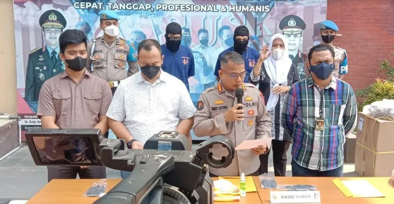 Kabidhumas Polda Banten Kombes Shinto Silitonga didampingi Kasubdit Jatanras Kompol Akbar Baskoro saat konferensi pers kasus sindikasi penadahan. (haryono)