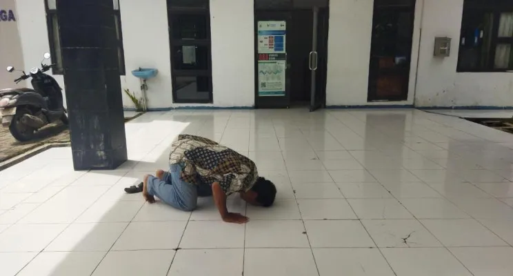 Seorang warga Desa Margajaya, Kecamatan Cimarga, Kabupaten Lebak saat sujud syukur atas dipecatnya Kades Margajaya, Mulyana. (Dok. Warga)