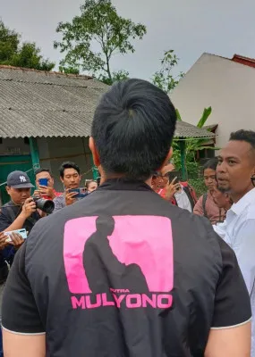 Kaesang Pangarep pede pakai rompi bertuliskan Putra Mulyono, Netizen Kesal hingga sebut muka tembok. (X/@denismalho***)